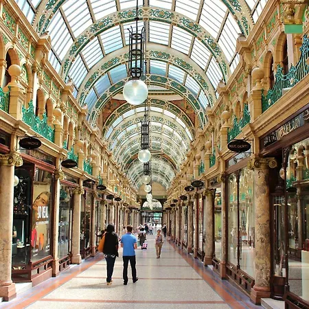 Modern City Center Oasis With Lush Green Decor Ideal For Business Or Leisure Leeds  Exterior photo