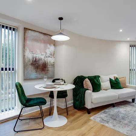 Modern City Center Oasis With Lush Green Decor Ideal For Business Or Leisure Leeds  Exterior photo