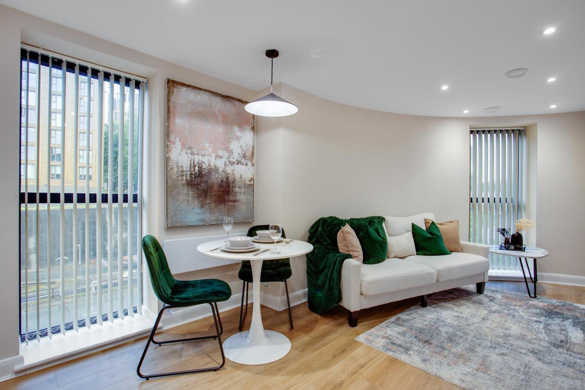 Apartment Modern Center Oasis With Lush Decor Ideal For Business Or Leisure