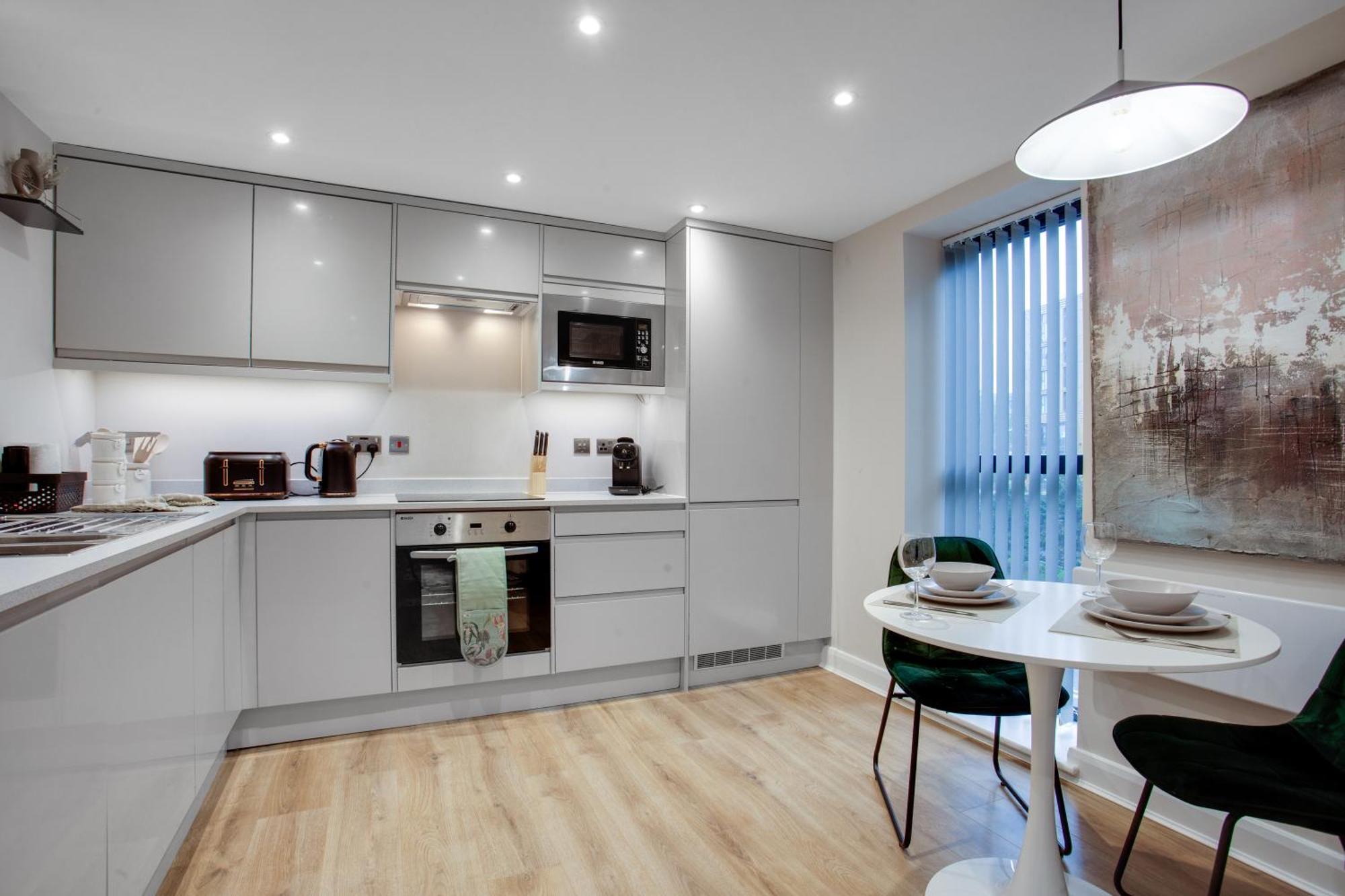 Modern Center Oasis With Lush Decor Ideal For Business Or Leisure * Leeds (West Yorkshire)