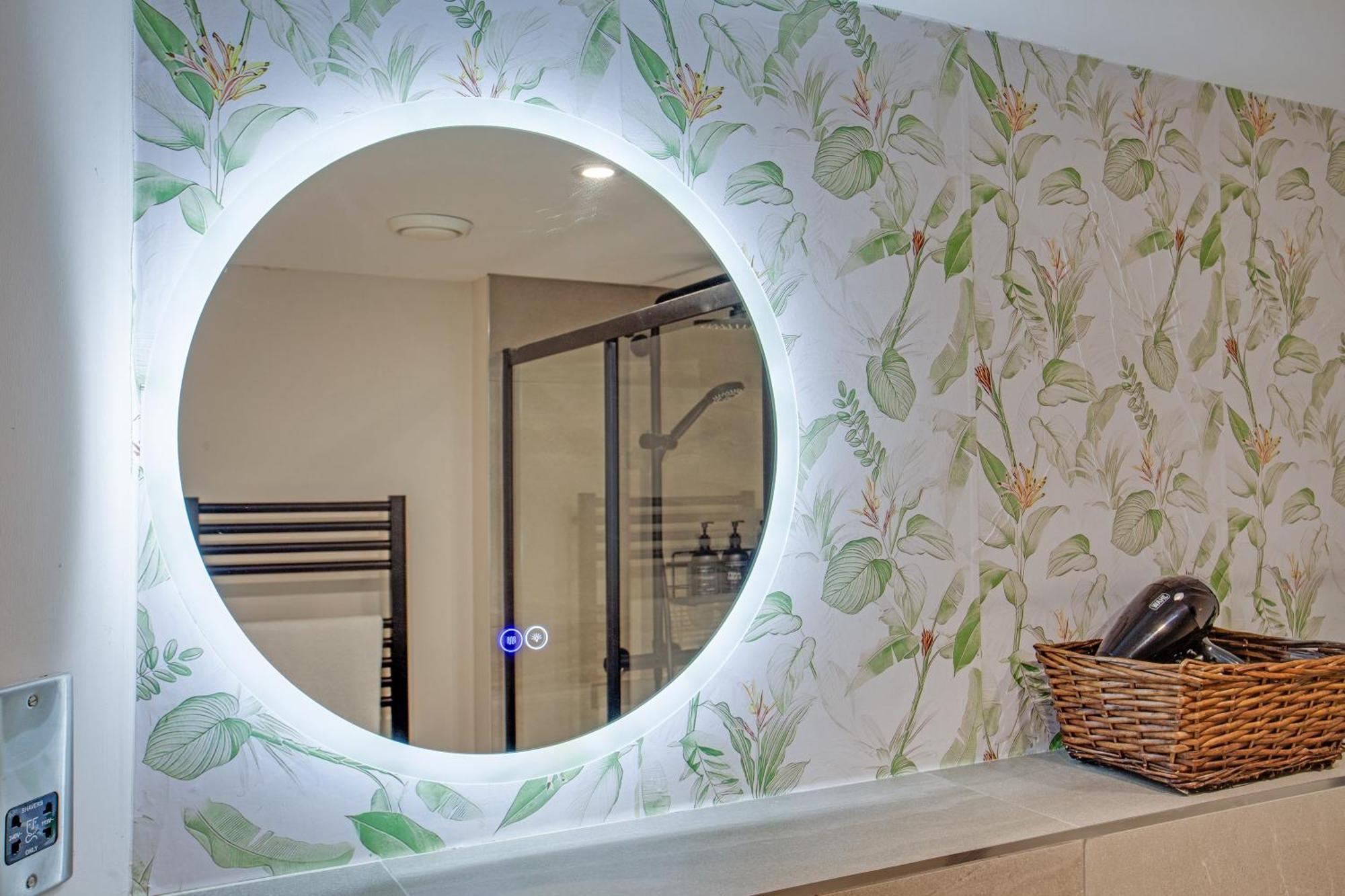 Modern Center Oasis With Lush Decor Ideal For Business Or Leisure *