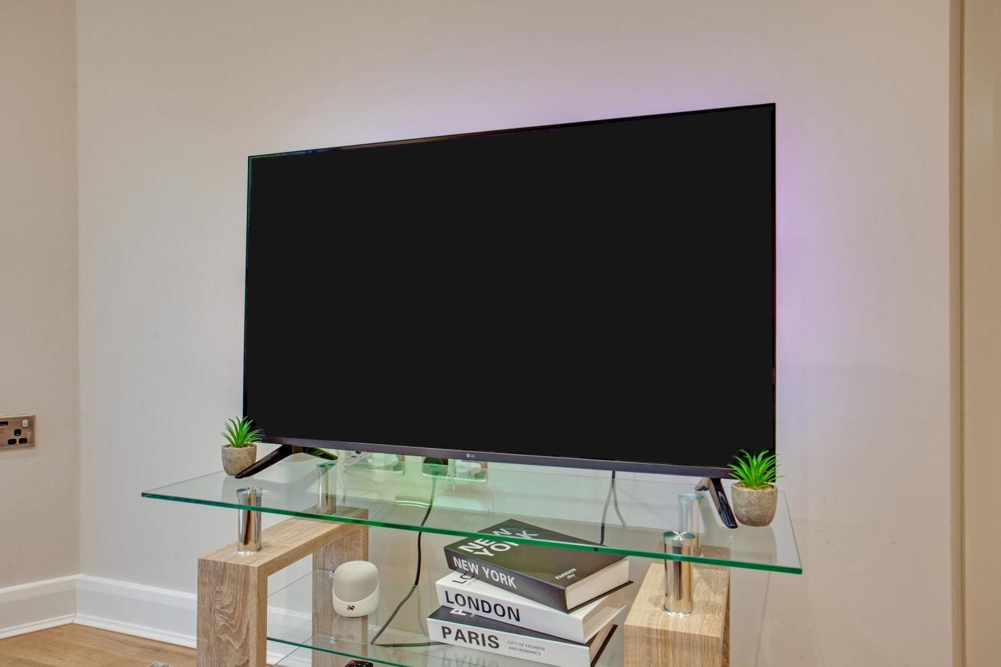 Modern Center Oasis With Lush Decor Ideal For Business Or Leisure * Leeds (West Yorkshire)
