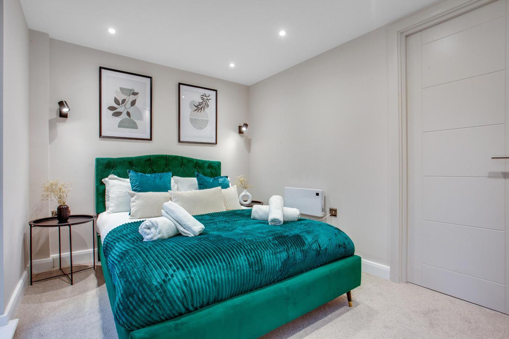 Apartment Modern Center Oasis With Lush Decor Ideal For Business Or Leisure