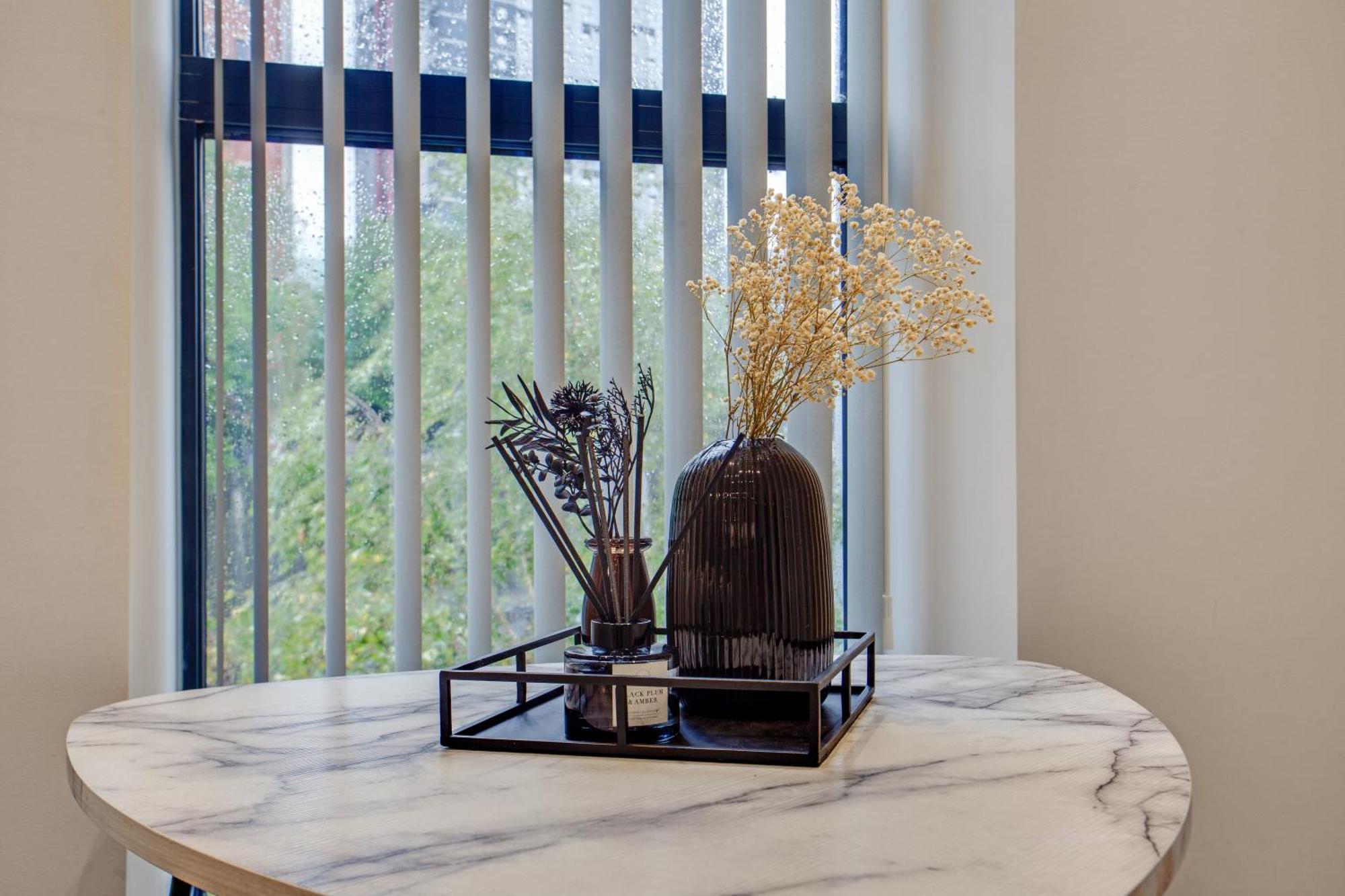Apartment Modern Center Oasis With Lush Decor Ideal For Business Or Leisure