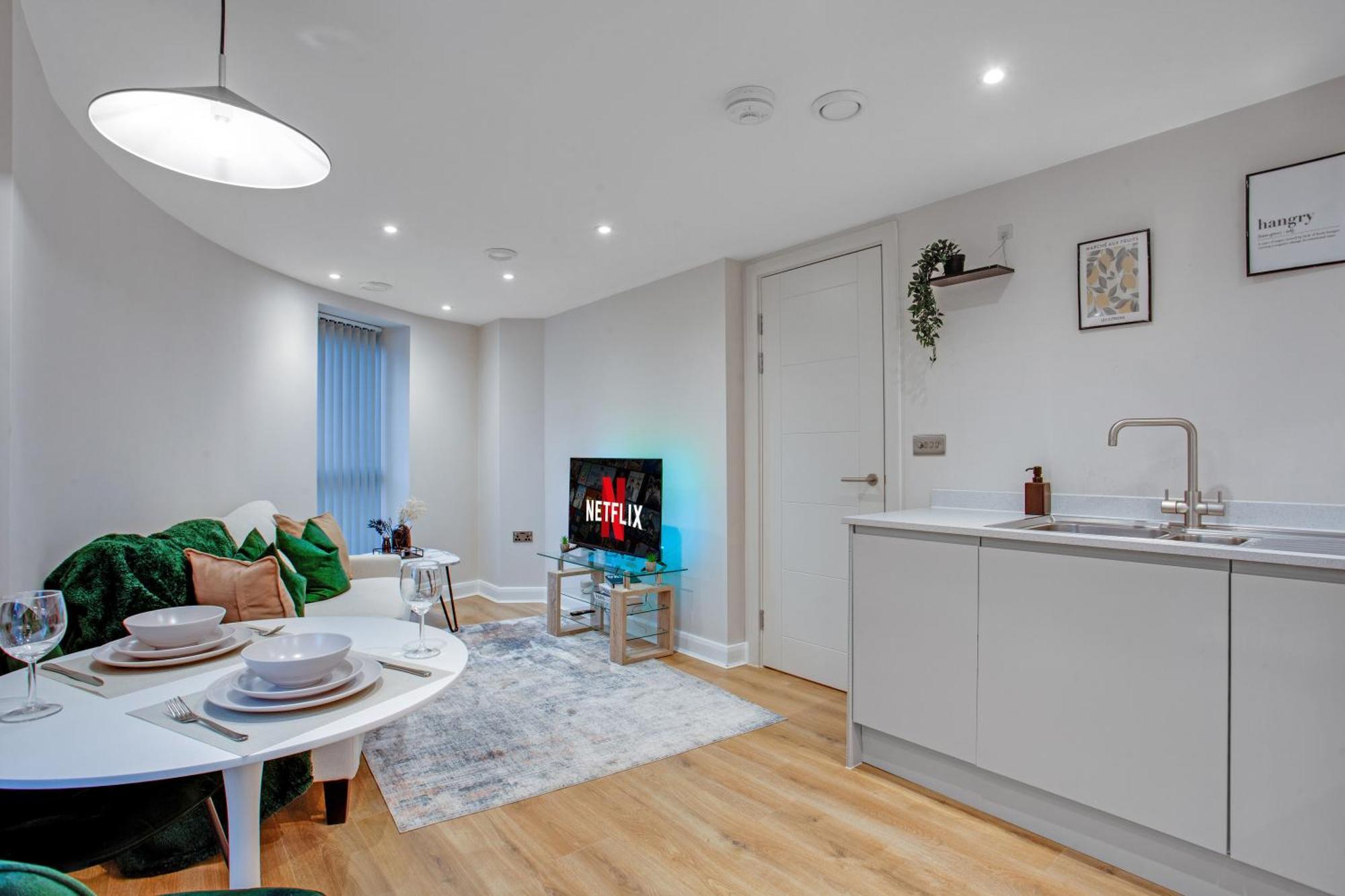 Modern Center Oasis With Lush Decor Ideal For Business Or Leisure *